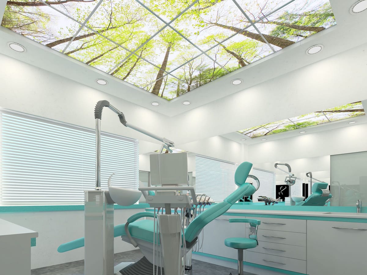Consultorio con el sillón dental y la lámpara encendida
