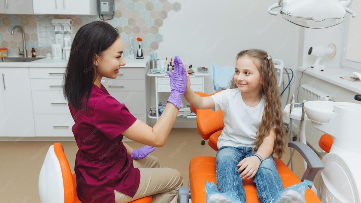 Odontopediatra atendiendo a una niña en el consultorio